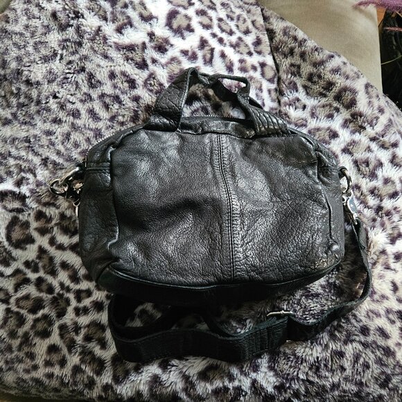 Núnoo | Washed Black Leather Crossbody Bag - Picture 6 of 13